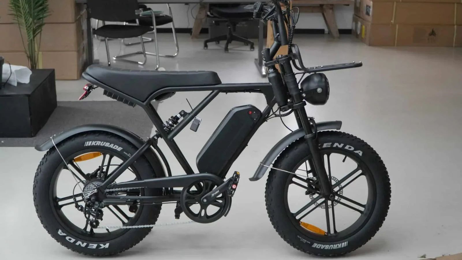 Zwarte fatbike met brede banden van opzij gezien