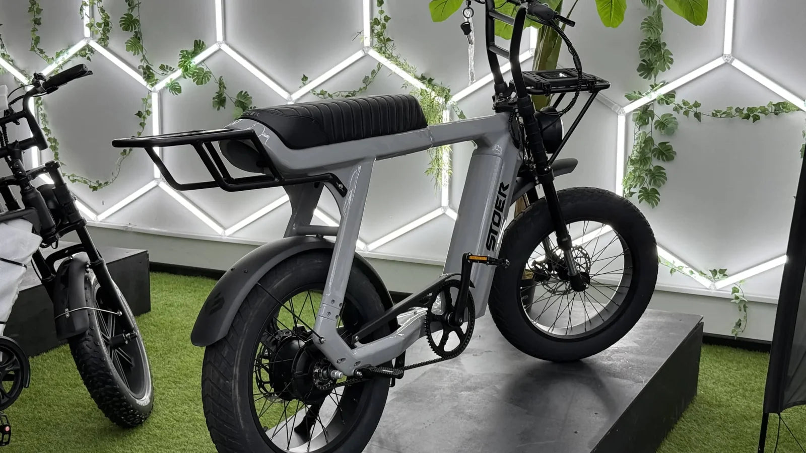 Fatbike met trapondersteuning tegen een verlichte wand