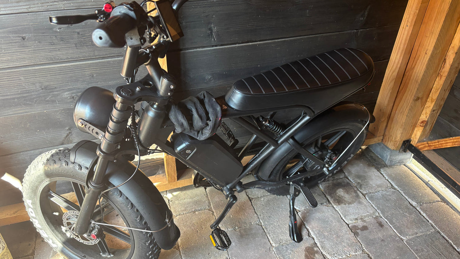 Stevige fatbike met brede banden geparkeerd