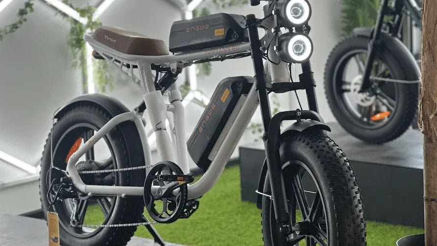 Witte fatbike met brede banden in de showroom