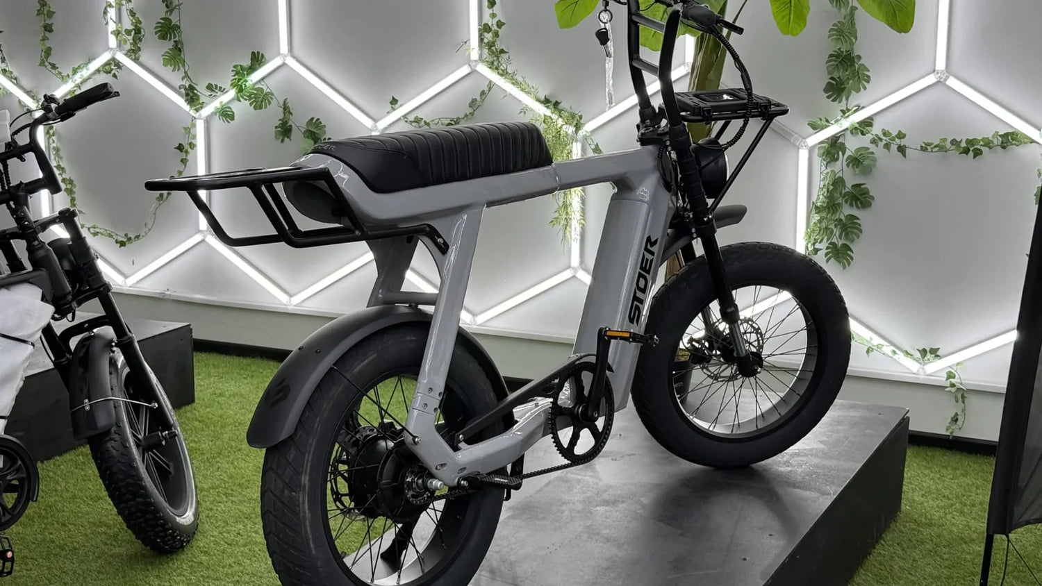 Fatbike tegen een verlichte wand